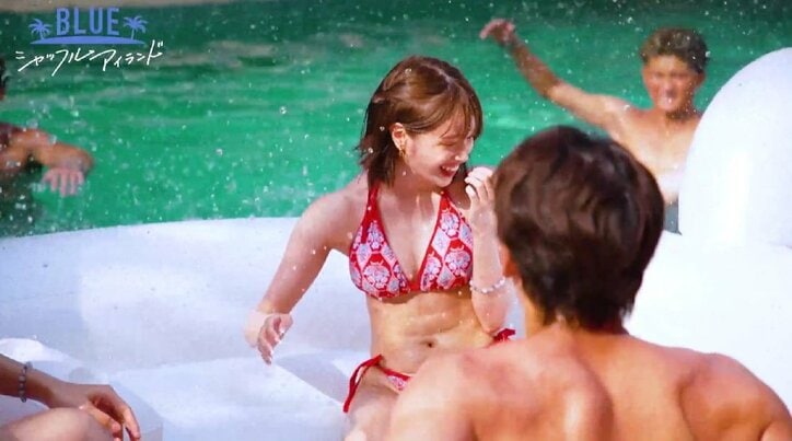 セクシーな水着美女たちに囲まれオイルをぬりぬり！「死ぬ前に見る夢」ニューヨーク屋敷、ハーレムシーンに羨望の眼差し