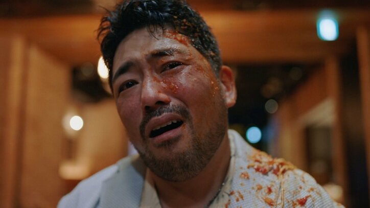 佐野玲於、涙のブチギレ！野村周平は激怒のパスタ顔面ストライク！名物キャラの登場にファンも「やり方えぐい」「まじでムカつく」『会社は学校じゃねぇんだよ 新世代逆襲編』