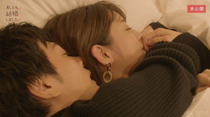 貴島明日香、夫とベッドの中でモゾモゾ…「お父さんが泣いちゃう」『私たち結婚しました4』未公開