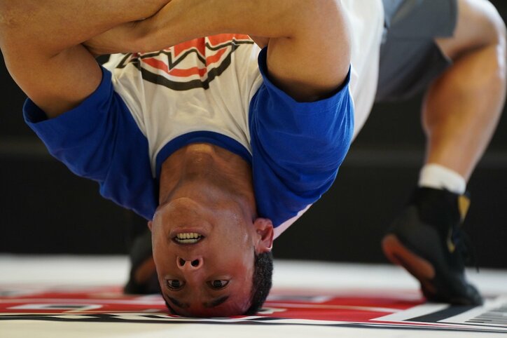 必殺技はドロップキックにスープレックス スタントなし！関口メンディーのプロレスラーっぷりに驚きの声 「身体能力がヤバすぎて唖然」『覆面D』