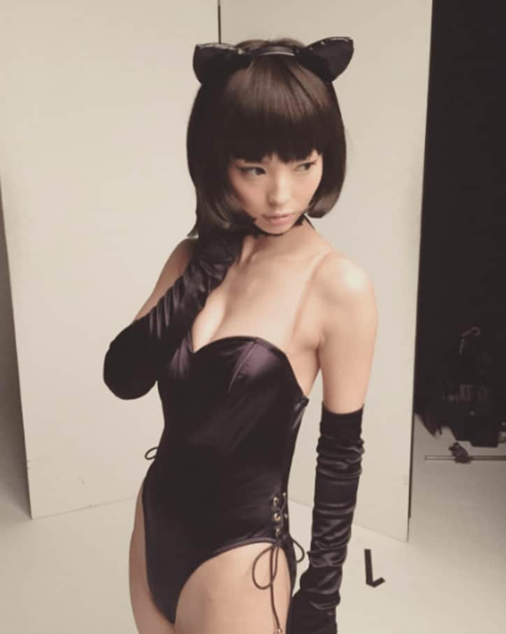 最上もが、黒髪セクシーキャット姿を披露 「椎名林檎みたい」の声