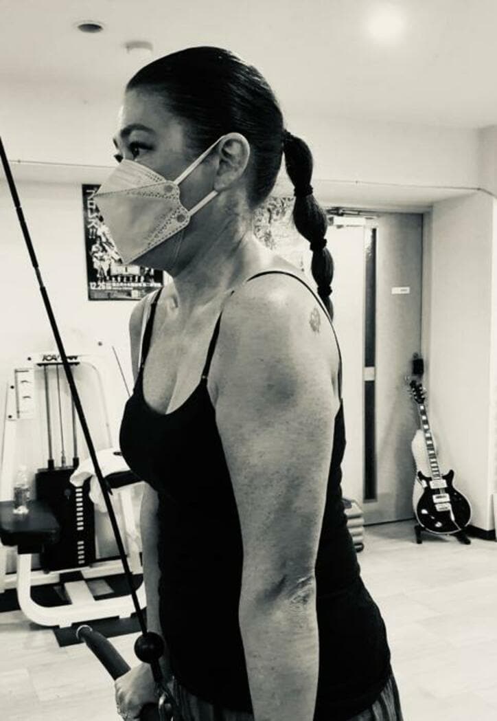  LiLiCo、骨折してからトイレで困ったこと「手を床につけるしか」 