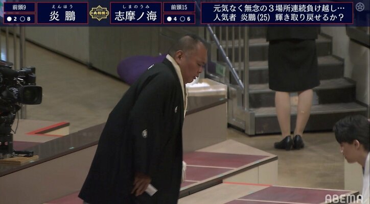 炎鵬の華麗な引き落としで浦風親方が受難…土俵下で志摩ノ海の突進を受け苦悶