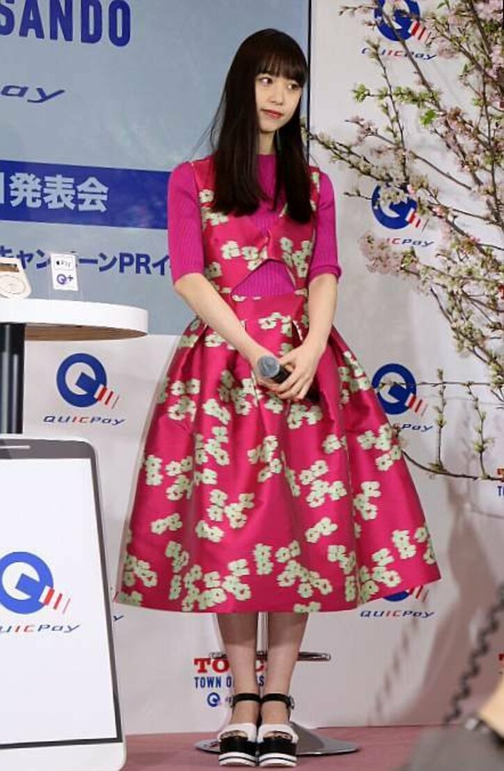 森川葵、“桜ドレス”で華やかに登場