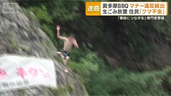 ライフジャケットを着けていない外国人が飛び込む