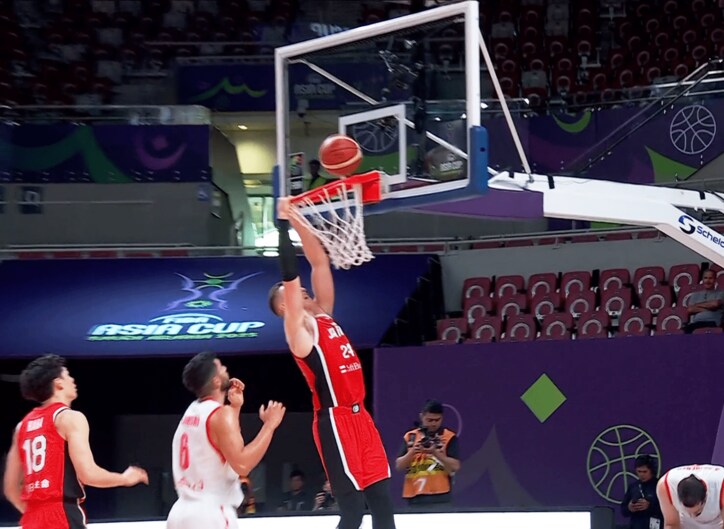 ダンクを失敗したホーキンソン