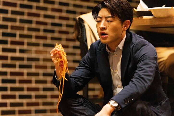 佐野玲於、涙のブチギレ！野村周平は激怒のパスタ顔面ストライク！名物キャラの登場にファンも「やり方えぐい」「まじでムカつく」『会社は学校じゃねぇんだよ 新世代逆襲編』