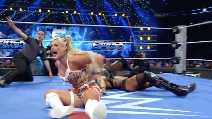 【映像】金髪美女レスラーが豪快ダイブで“自爆悶絶”