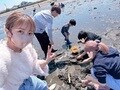  辻希美、家族旅行で初めての潮干狩りを楽しんだ結果「もぉ～大興奮で夢中になって」 