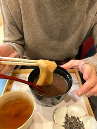 あべこうじ『モチをほおばる』