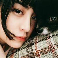 山本美月、愛犬とカメラを見つめる“ドアップショット”を公開 「2人とも可愛くて癒されました」と絶賛