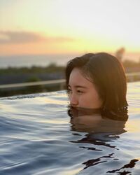 「これは惚れる お美しい」E-girls鷲尾伶菜のちょこんと顔を出した息抜きプールショットにファン歓喜