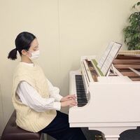 筧美和子、清楚な“ピアノ練習姿”を披露 『孤狼の血 LEVEL2』で講師役