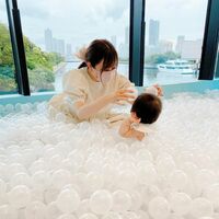 菊地亜美、娘と“泡風呂のような”ボールプールではしゃぐ姿を公開 「めちゃくちゃ映えている」「雑誌とかCMの1シーンみたい」と反響