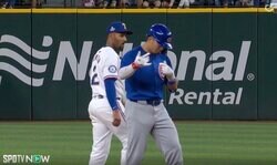 カブス・鈴木誠也は何をしてるのか…？ 爆速ヒット後のベース上での“謎のポーズ”にファン騒然 「打球速度エグすぎるな」「調子はかなり良さそう」