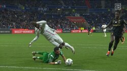 「審判すげえな」PK狙いのド派手ダイブが一目で見破られた瞬間　GKとの接触を装い大転倒するもダイブが華麗すぎて実はバレバレ...騙された味方がイエローカードをもらう珍場面