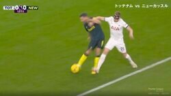 サポーターがブチギレ！「審判どこ見てんだよ」「ファウルだろ」 “バットマン”が強烈な肘打ちを顔面に炸裂した瞬間 ノーファウルで物議を醸す“殺人級ディフェンス”