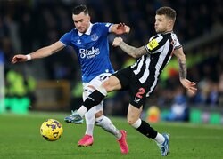 「回し者」「敵将を愛してる」悪夢の“トリプル・エラー”に現地ファンがブチ切れ！百戦錬磨のニューカッスルDFがまさかの３失点に絡む大失態…