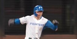 球場騒然！走れた？ストップ？ 物議を醸した“難しいプレー” 日本ハム・清宮の大飛球がフェンス直撃→予想外の展開へ