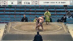 取組中なのに…力士が力士の身だしなみを気遣う“咄嗟の行動”にほっこり「まわし直してあげるのカワイイ」