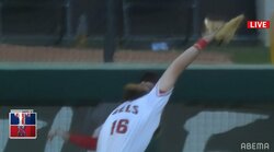 大谷翔平の仲良しマーシュがホームランをキャッチするスーパープレー！ 捕った瞬間に実況も視聴者も「捕りマーシュ」祭りに