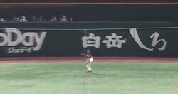 球場騒然！ソフトバンク柳田、近藤が完全にダマされた神プレー “守備の名手”楽天・辰己の天才的な捕球フェイント→驚速送球が炸裂した瞬間
