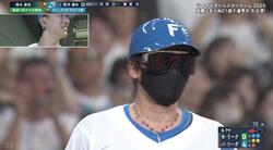 お祭り男・新庄監督、特注サングラスで“珍サイン”の瞬間「めっちゃおもしろいやんw」「新庄らしいw」スクイズ失敗で思わず崩れ落ちる様子