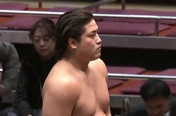 「俳優さんみたい」「相撲血統でもある」期待の幕下力士に熱視線 “ざんばら”をかき上げる仕草に「カッコいいなw」
