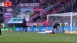 スタジアムに悲鳴！「ヤバすぎる」「マジかよ…」頭に“予想外の一撃”→相手FWが立ち上がれず… 背後から超低空“飛びヒザ蹴り”が炸裂した瞬間