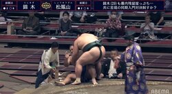 力士が見せた気遣い 館内には拍手、称賛の声も… 錦木、寄り倒した松鳳山を抱え上げる