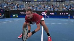 時速200キロ近い弾丸サーブが味方を直撃！ セカンドサーブも頭上“すれすれ”で場内どよめき／ATPカップ