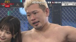 【画像】突然肩を抱かれ“困惑気味”のラウンドガール