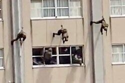 ガラス蹴破り“一瞬で突入”…自衛隊訓練の“職人業”一部始終に「命懸けですね」と感嘆の声殺到