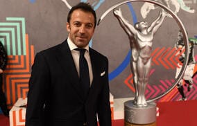 「この頃に戻りたい」デル・ピエロ氏が公開した“レジェンド集合写真”に往年のサッカーファンが感傷に浸る？怪物ロナウド氏らスター集結