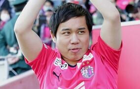 カタールW杯でも活躍の霜降り明星・せいやが闘莉王との2ショット披露！闘莉王のYouTubeでサッカーを勉強