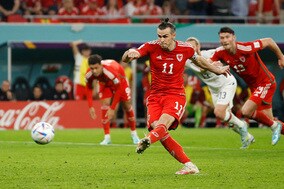 【W杯】64年ぶりW杯出場のウェールズ、大黒柱ベイルの値千金の同点PKにファン大興奮