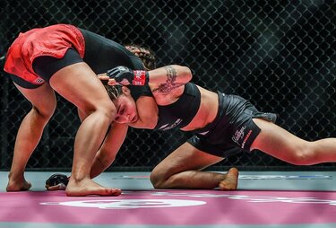 ショッキング・サブミッション！」女子MMA、デビュー戦でのアップ