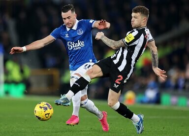 「回し者」「敵将を愛してる」悪夢の“トリプル・エラー”に現地ファンがブチ切れ！百戦錬磨のニューカッスルDFがまさかの３失点に絡む大失態…