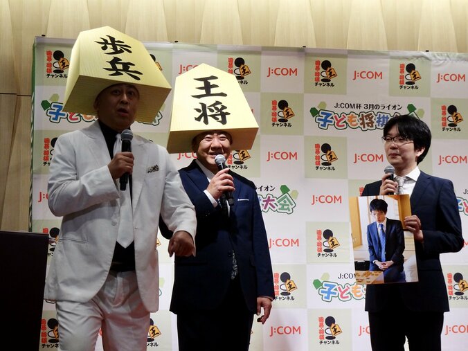 【写真・画像】豊島将之九段「藤井さんと指すのが楽しいと言えたらかっこいいけど…」小学生からの質問にタジタジ 大会PRでお笑いコンビ・錦鯉と共演　2枚目