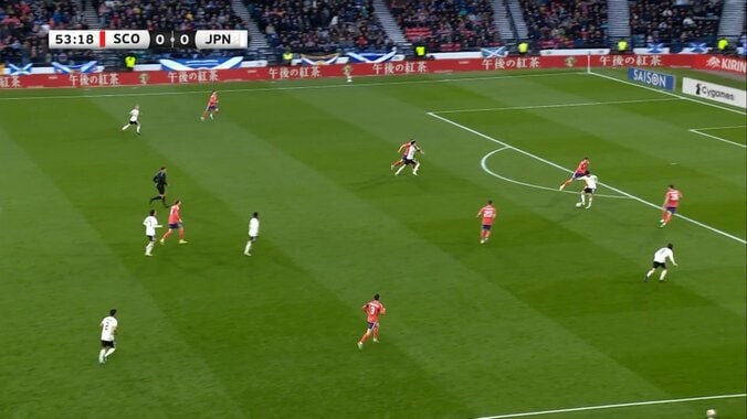 「今のどうなってんの…」三笘薫の“ビタ止めトラップ”が極上！難しい浮き球の処理に「S級なんよ」「レベチ」驚愕の声 3枚目