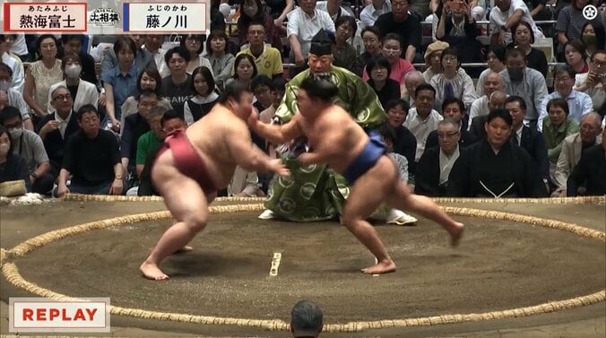 「あたみんキレたの初めて見た」「さすがにキレる」熱海富士、藤ノ川の“一撃”に覚醒？ 激しく寄り倒す 2枚目