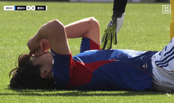 顔を押さえて倒れ込んだ谷村