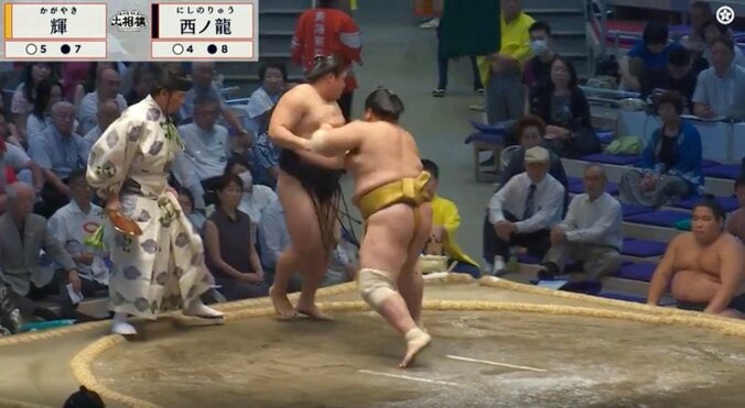「え?」「どうした」まさかの“仕切り直し”に力士は呆然 行司「はっきよい」も…異例の光景に館内もどよめく 2枚目