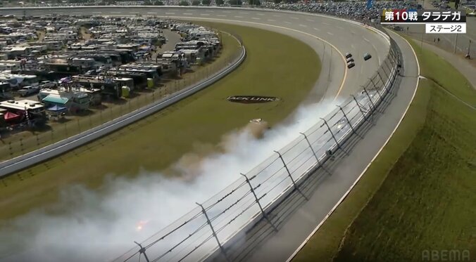 米レース史上最大級！26台絡む巨大クラッシュの一部始終 バックでピットへ…斜めに走る車も コース上が白煙に包まれる大惨事 5枚目