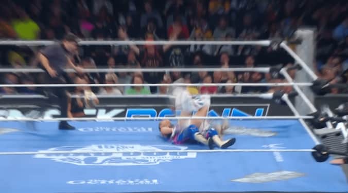 ティファニーがジュリアに突き刺さる