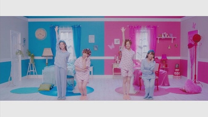 “実際には仲が良い”秋元真夏と白石麻衣のMV『まあいいか？』が公開 4枚目