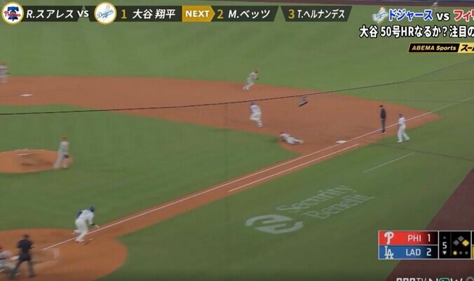 【写真・画像】球場騒然！大谷翔平の足で“まさかの光景”「これは…」「速いけどもw」捕手ドン引きの“疑惑の判定”が生んだ盗塁「ラッキーすぎる」　1枚目