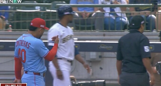 【写真・画像】球場騒然！ 爆速ピッチャーライナーが頭部直撃… “まさかの光景”「ウソだろ？」 予想外のリアクションが話題に「大丈夫かよ」　1枚目