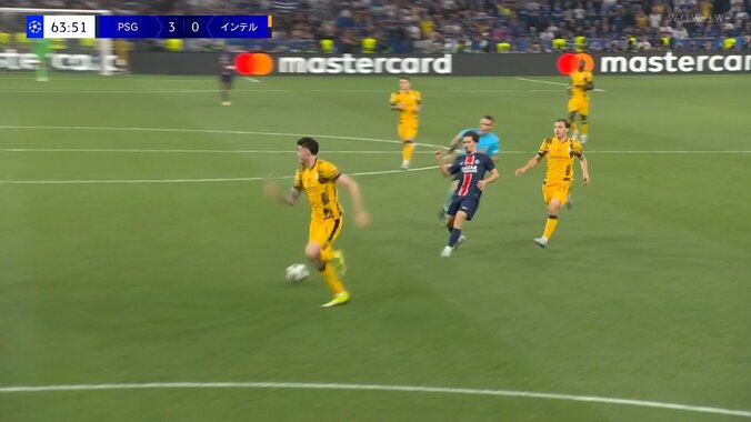 「これで10代は末恐ろしい」「怪物や」上半身バッキバキ、19歳のNEXTネイマールが話題沸騰「華もヤバい」超高速カウンターを華麗に仕上げてユニ脱ぎ捨て→イエローカードの瞬間 5枚目