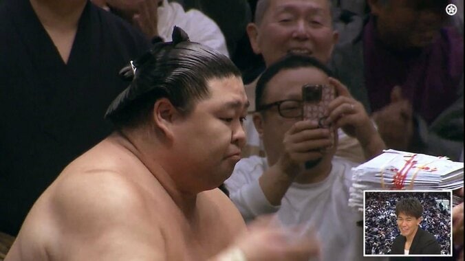 分厚過ぎる懸賞を受け取る正代